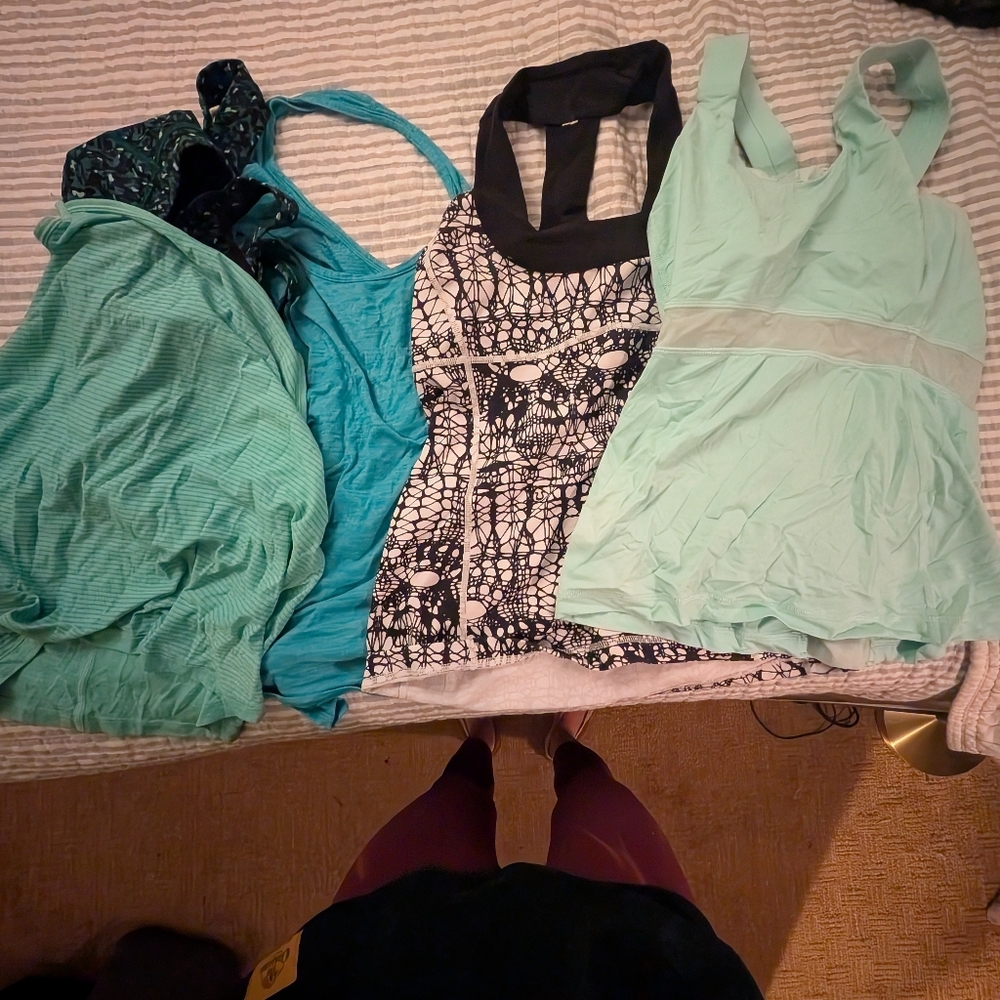 Bundle of Three Lululemon Tanks Size 6/Small